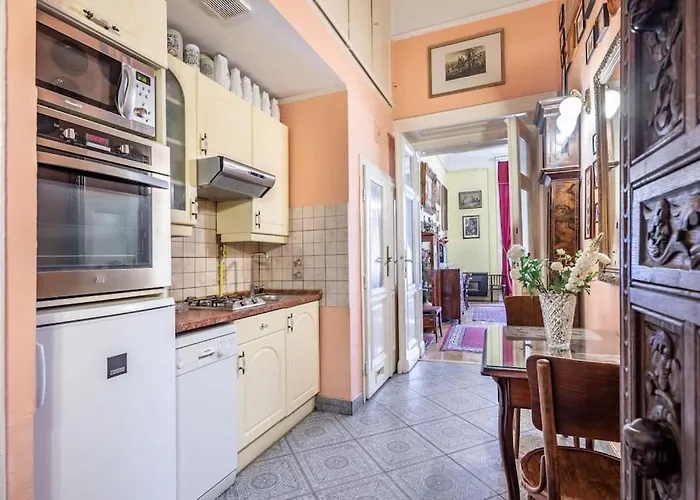Jozsef-corvin Apartment *
